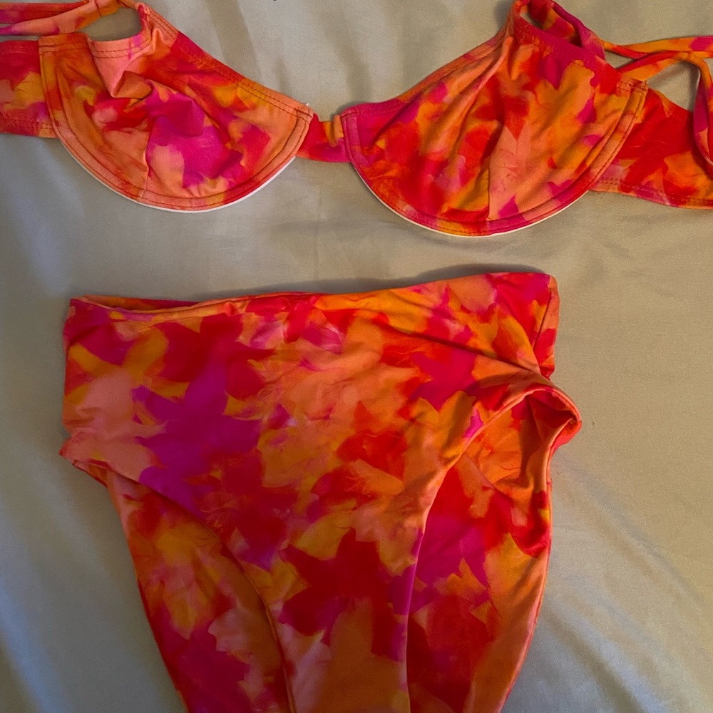 437 Flora bikini